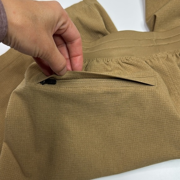 Under Armour Golf Carmel Brown Shorts Size Medium - Picture 7 of 7